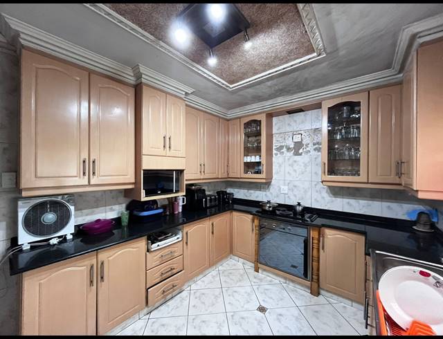 4 BEDROOM HOUSE FOR SALE IN SEA VIEW
